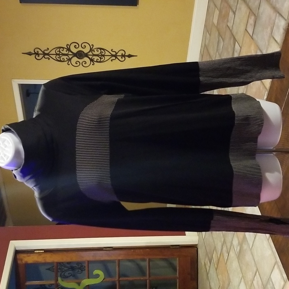 🌺Forever 21 Athletic Turtleneck w/ Thumb holes Black/white